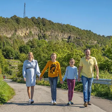 Im Weingut Frieden-berg *